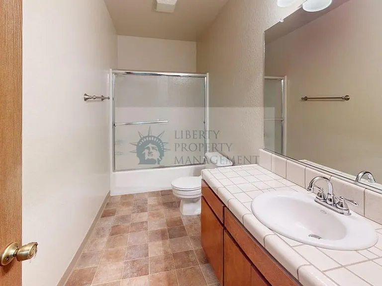 915 Kenwood Ave #2 — Photo 11