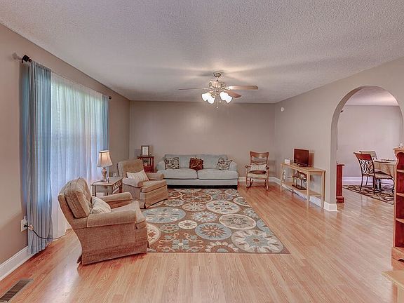 5th image of 224 Pryor Village Dr