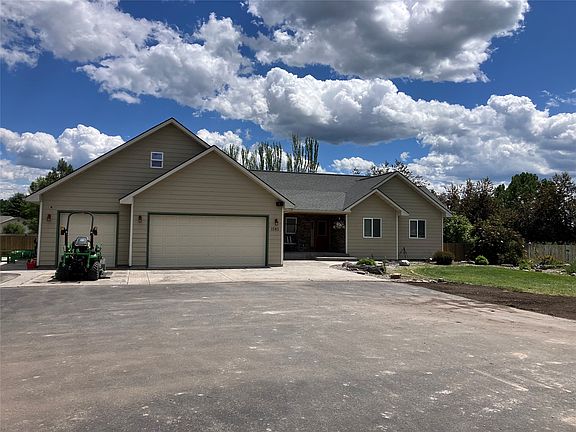 2nd image of 1582 Douglas Dr