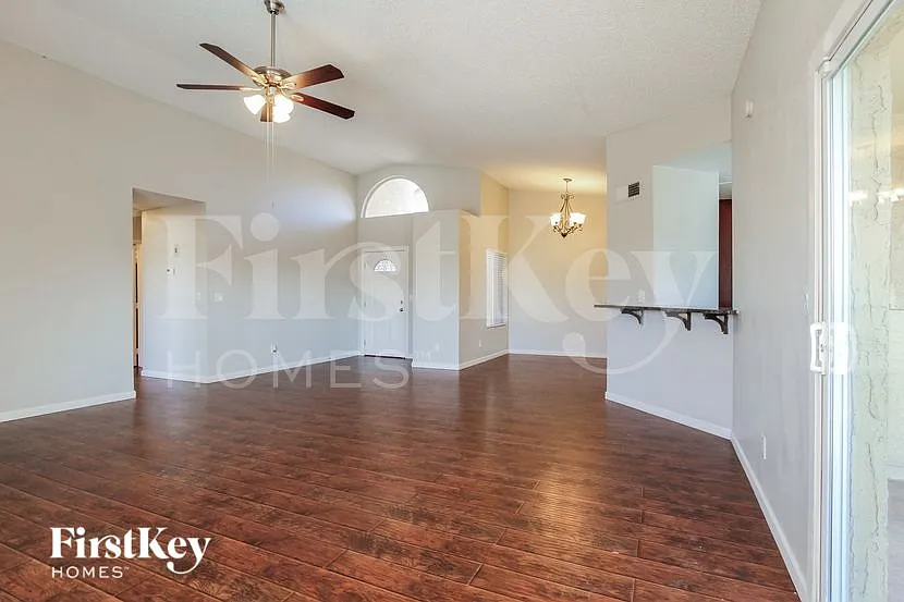 3 bed, 2.0 bath, 1442 sqft, $2,030 — Photo 3