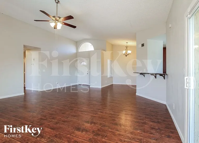 515 E Renee Dr — Photo 3