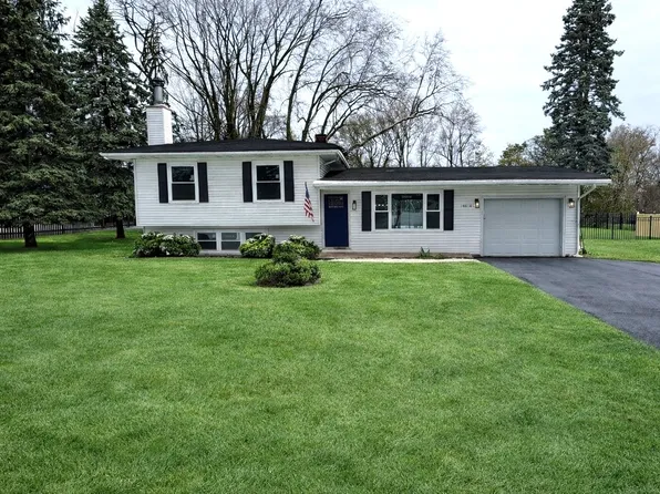 4818 Strong Rd, Crystal Lake, IL 60014
