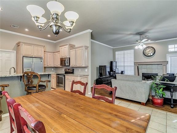 4th image of 625 E Elder Ln