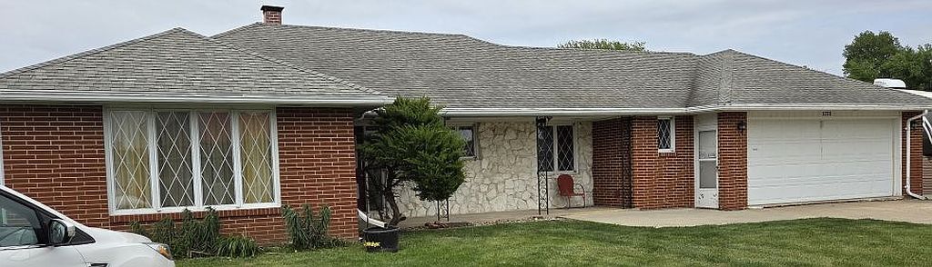 1203 Oak St - Property Image