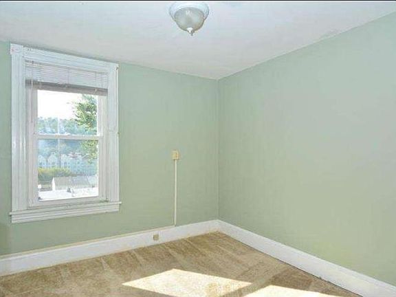 Flex room: office space/storage/baby room