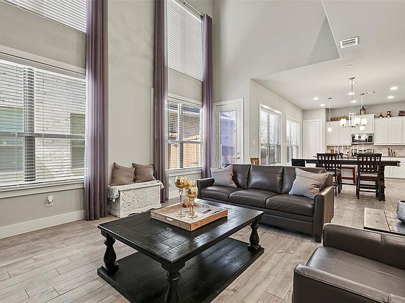 3rd image of 337 Featherstone Trl