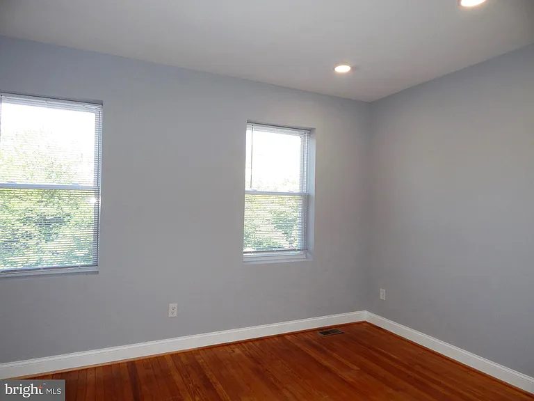301 Cornwall St — Photo 8