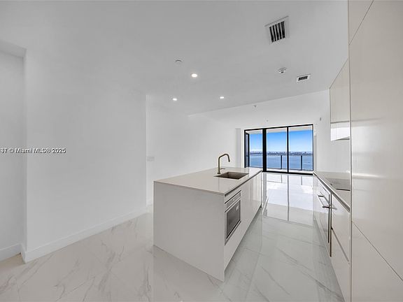 4th image of 700 NE 24th St Unit 4704