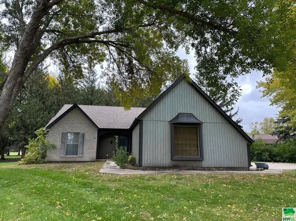 1530 Sunrise Ct, Sheldon, IA 51201