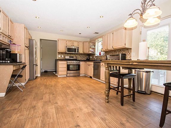 4th image of 15 Deering Ct