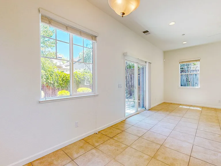 642 Acacia Ln — Photo 22