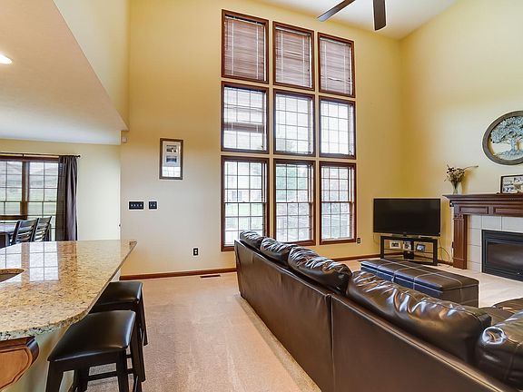 5th image of 377 Echo Valley Dr