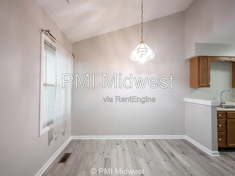 100 E King St — Photo 7