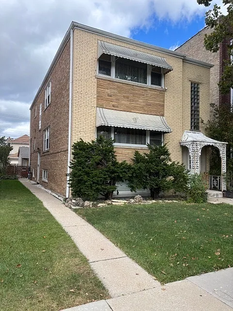 5354 W Montrose Ave photo 1