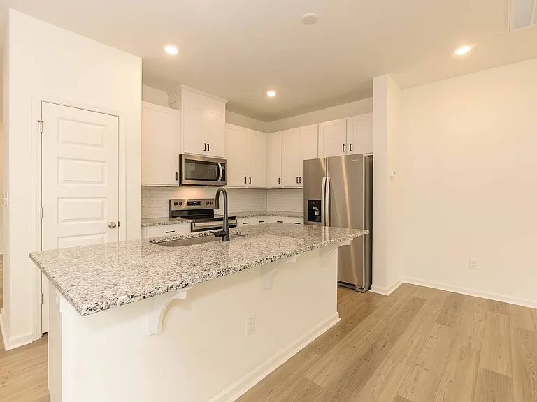 518 Eastwood St — Photo 13