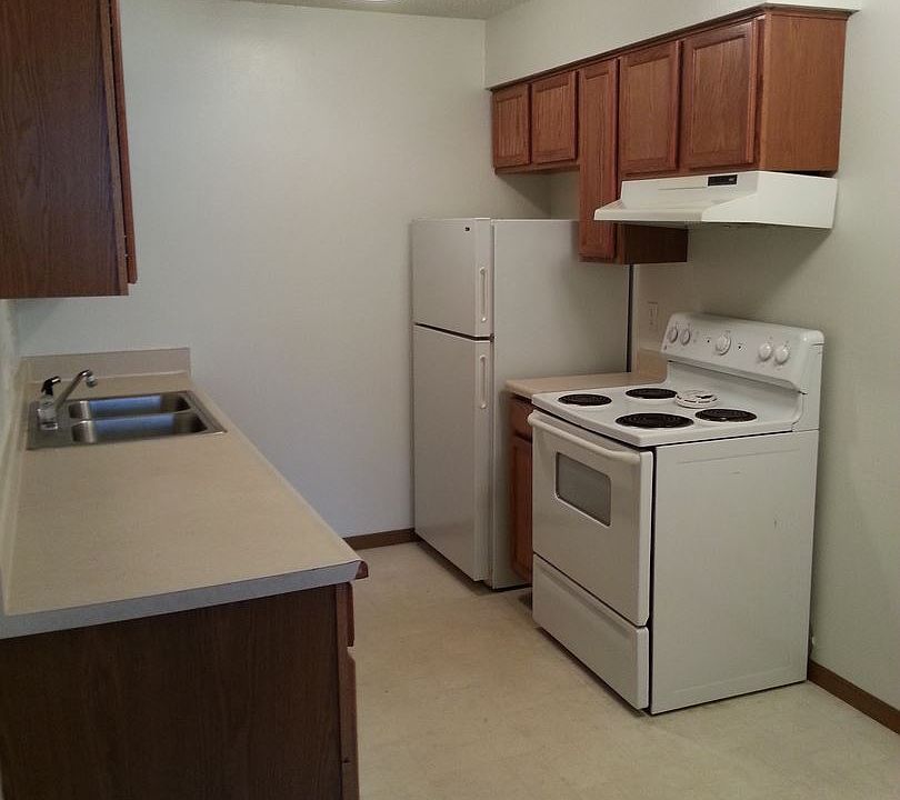 1st image of 920 E Burlington St APT 7