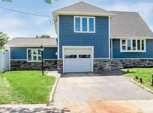 2856 Beach Dr, Merrick, NY 11566