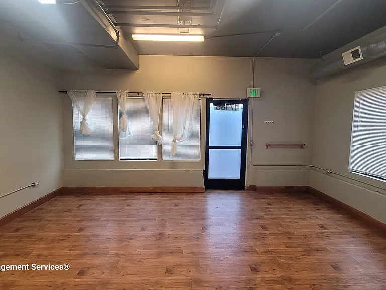Elaine Station — Photo 17
