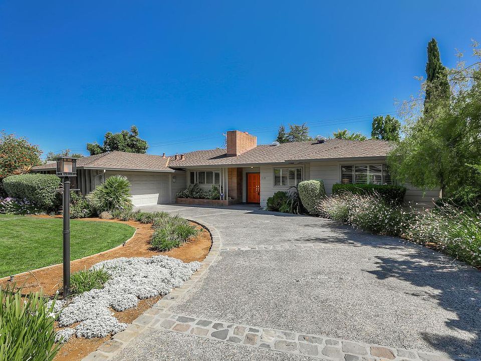 1st image of 221 Chateau Dr