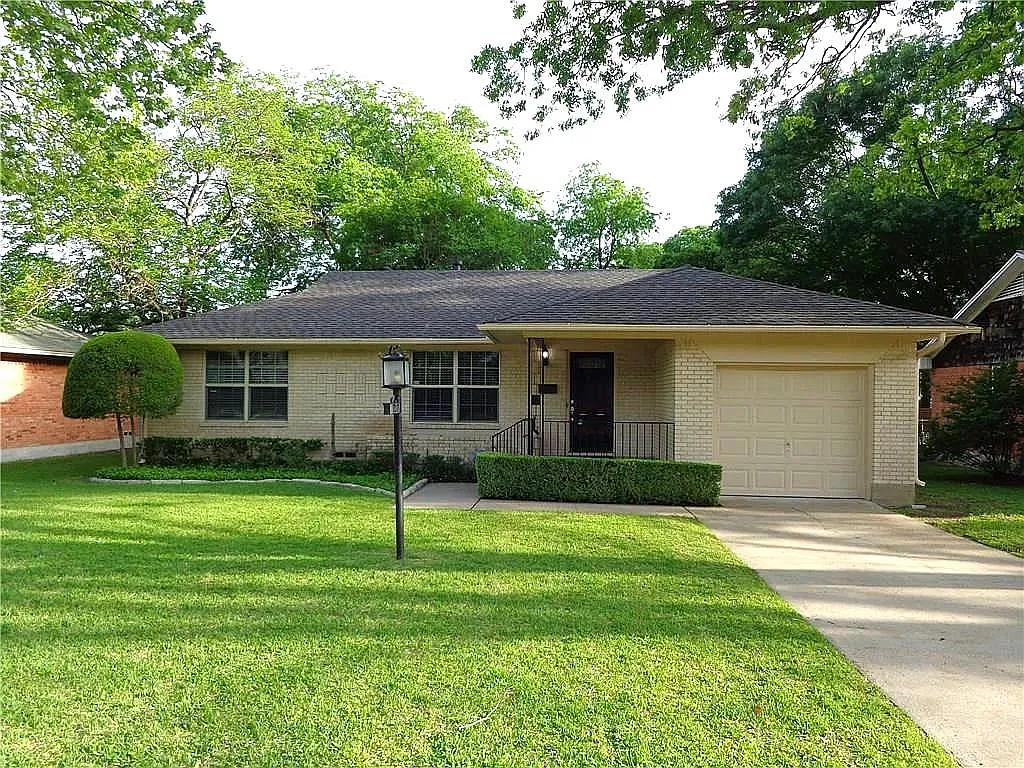 727 Nottingham Dr — Photo 1