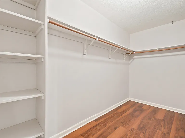 Yorktown Apartments — Photo 11