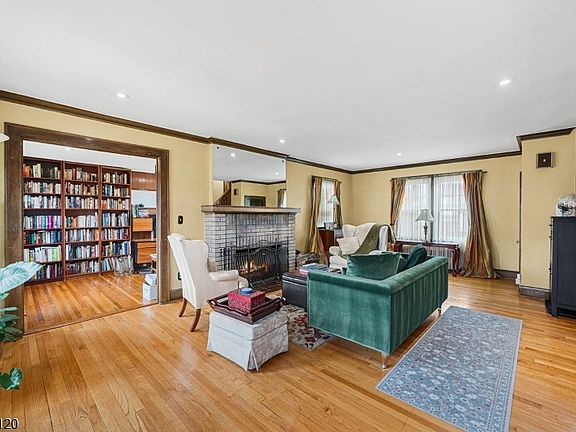 4th image of 682 Stelle Ave