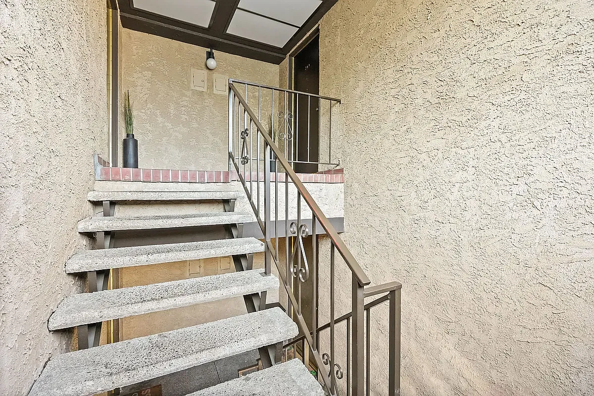 Building Photo - 5500 Lindley Ave #209
