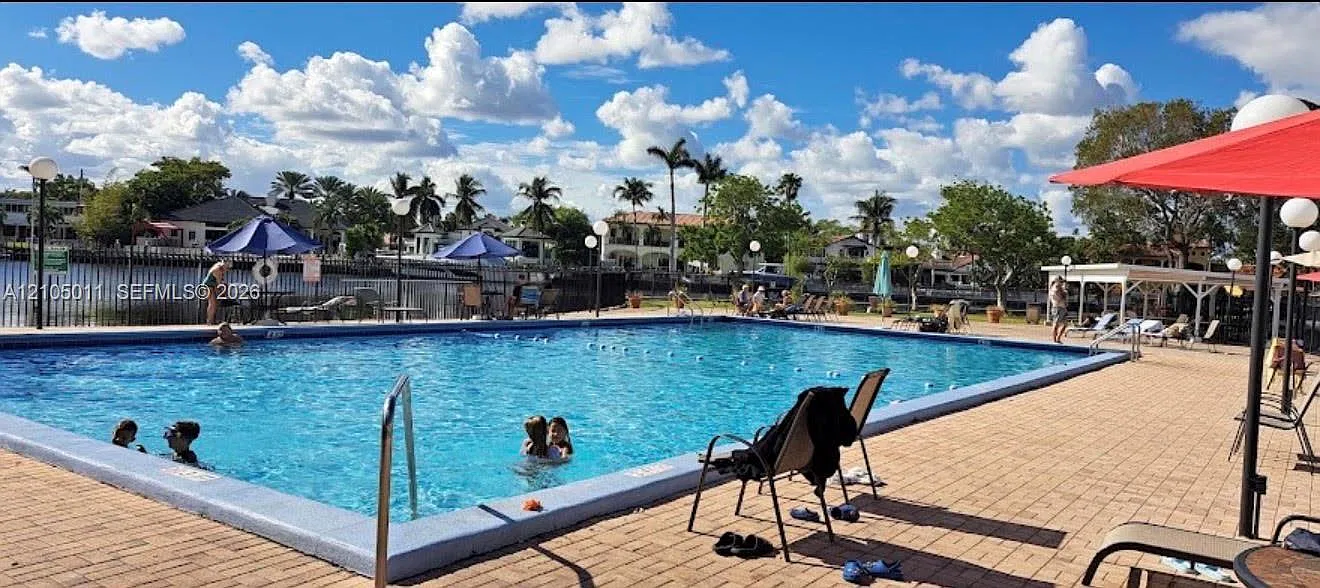 Desoto Park Condo — Photo 1