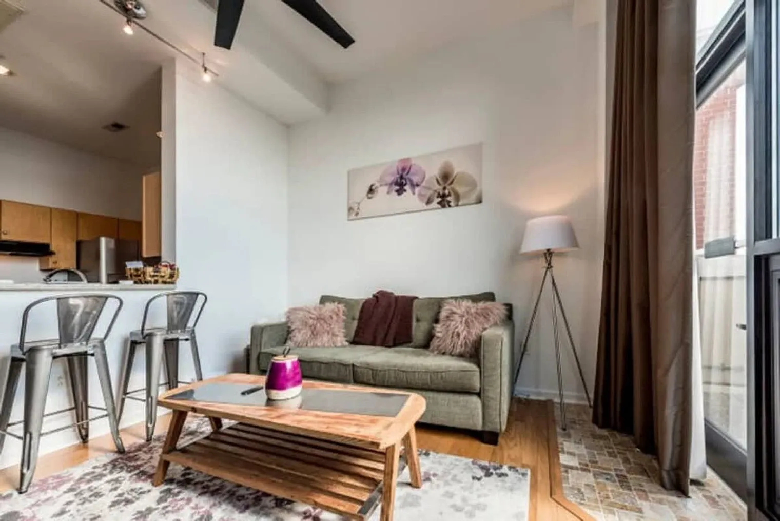 1 bed, 1.0 bath, 645 sqft, $2,804 — Photo 2