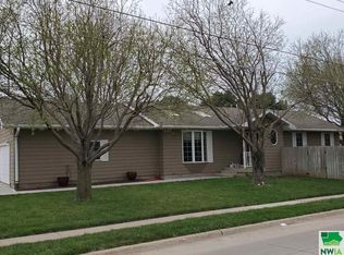 613 Pioneer Pl, South Sioux City, NE 68776