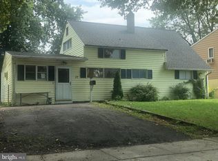 12 Catalpa Ln, Levittown, PA 19055