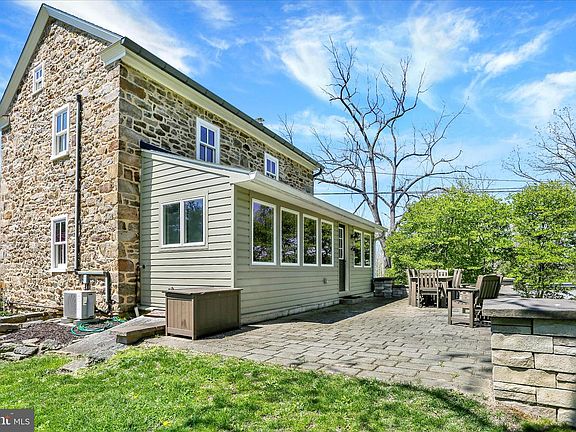 3rd image of 84 Cider Mill Rd