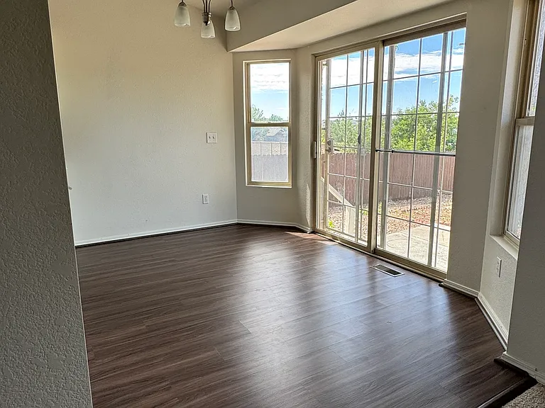 7660 Amberly Dr — Photo 3