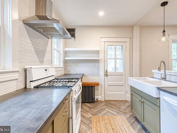 3rd image of 3210 Juneau Pl
