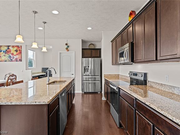 3rd image of 2039 Meadowood Blvd