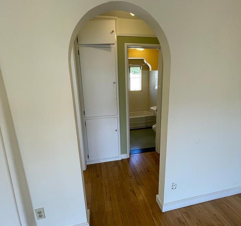 1st image of 4205 Lockwood Ave #13
