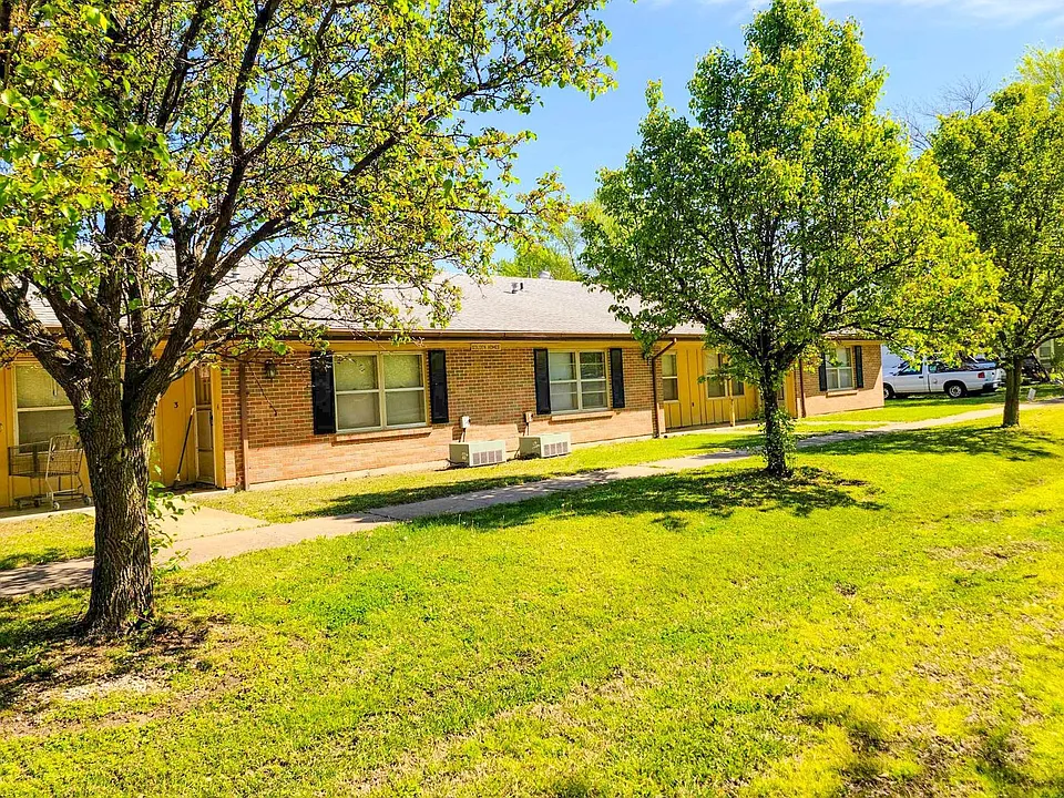 216 W Main St