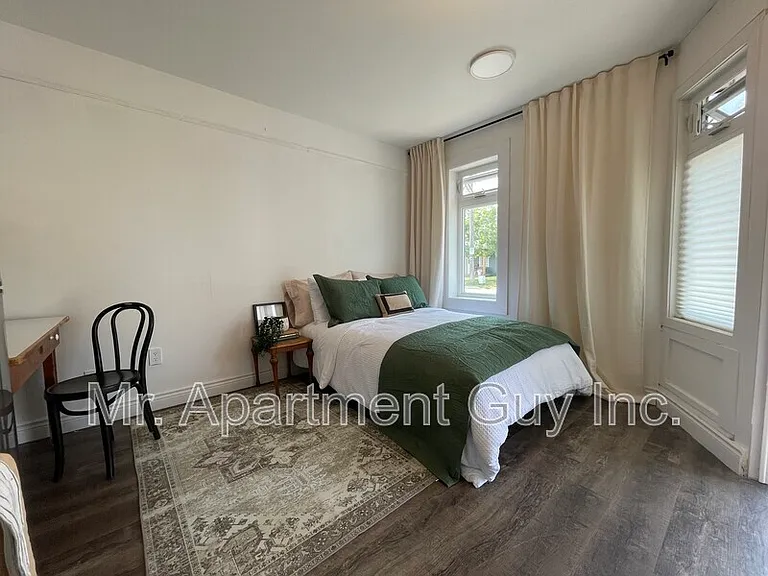 45 Saint Paul St W — Photo 2