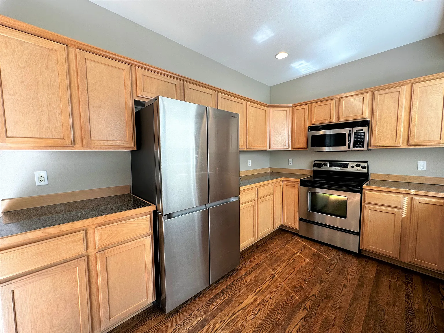 5 bed, 2454 sqft, $3,600 — Photo 2