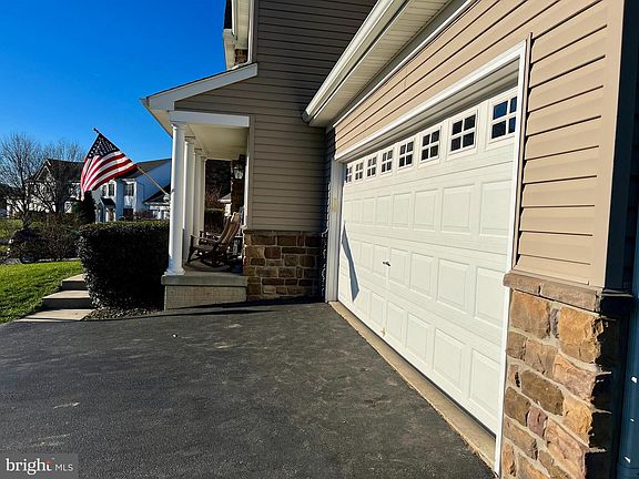 4th image of 105 Surrey Ln