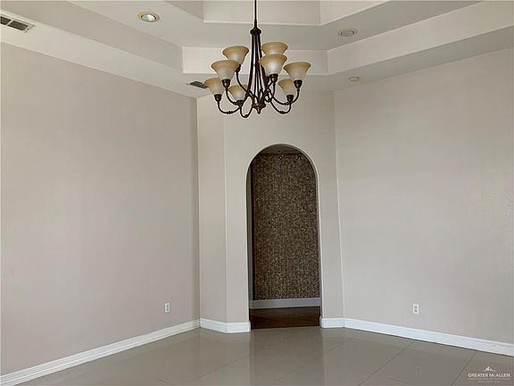 3rd image of 909 W Douglas St