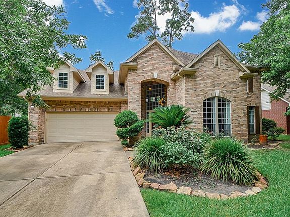 3299 Square Feet (per appraisal district), four bedroom, 3 1/2 bath, study, game room, with pool and spa. Well manicured front yard, greet you as you drive up to your welcoming cul-de-sac front yard.