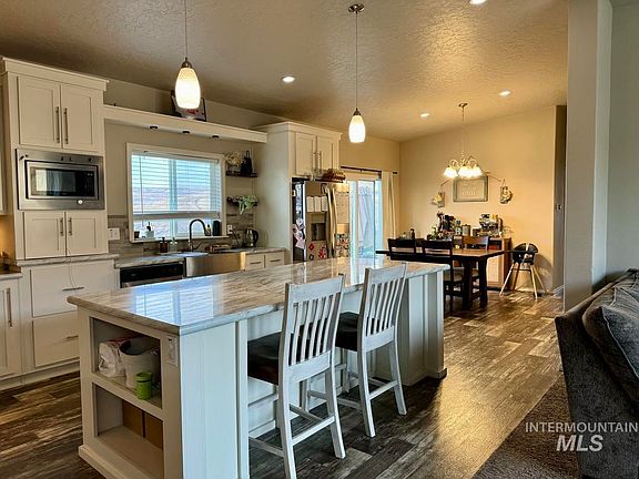 4th image of 986 Parade Ave