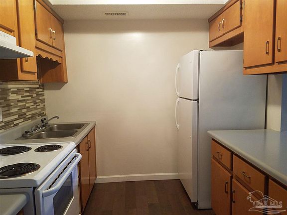 5th image of 1177 E Lloyd St APT 105