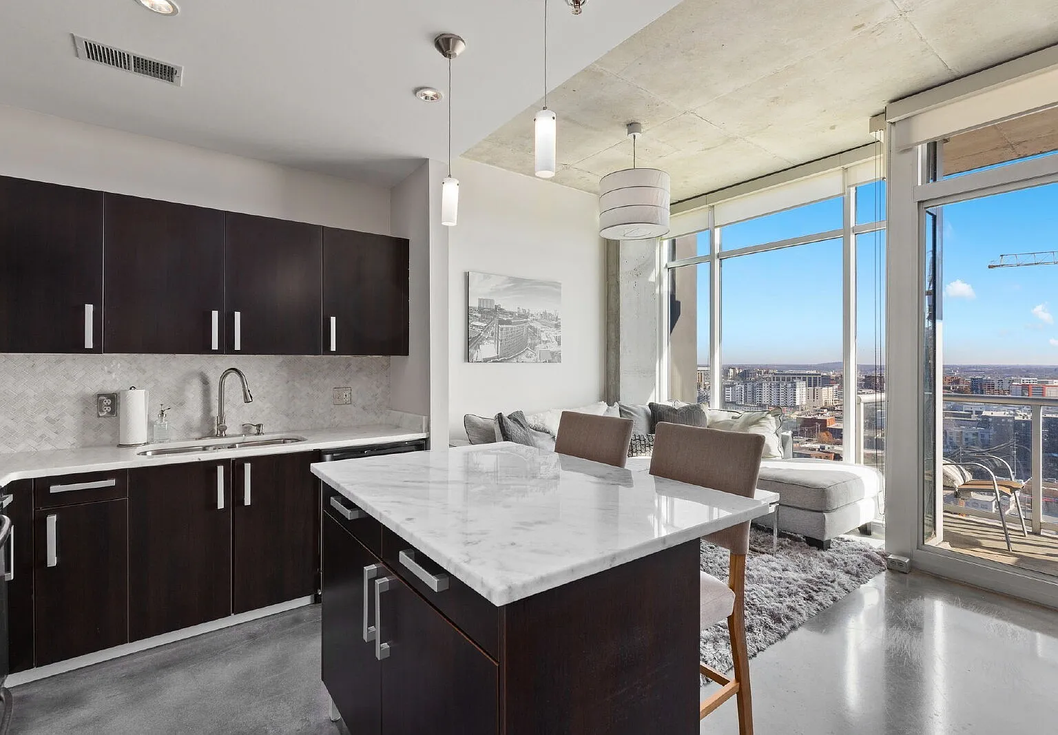 1 bed, 1.0 bath, 711 sqft, $2,295 — Photo 2