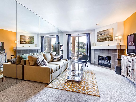 3rd image of 510 Camino De La Reina Unit 202