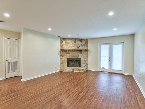 2nd image of 807 Livingston Ct