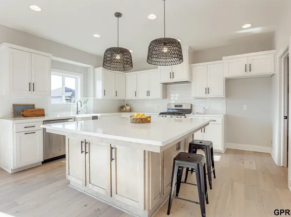21359 E Cir, Elkhorn, NE 68022