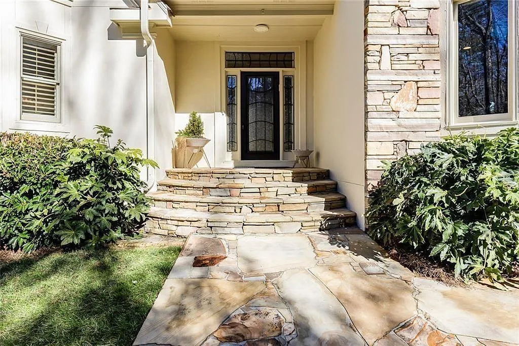 5 bed, 4.5 bath, 5561 sqft, $7,500 — Photo 2