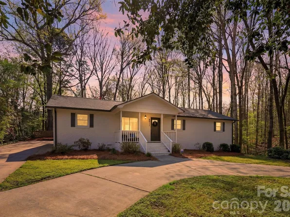 6017 Caroline Dr, Matthews, NC 28104